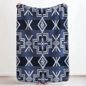 New PENDLETON Conejos Dark Blue Plush Sherpa Fleece Throw Blanket 50" x 70" NWT